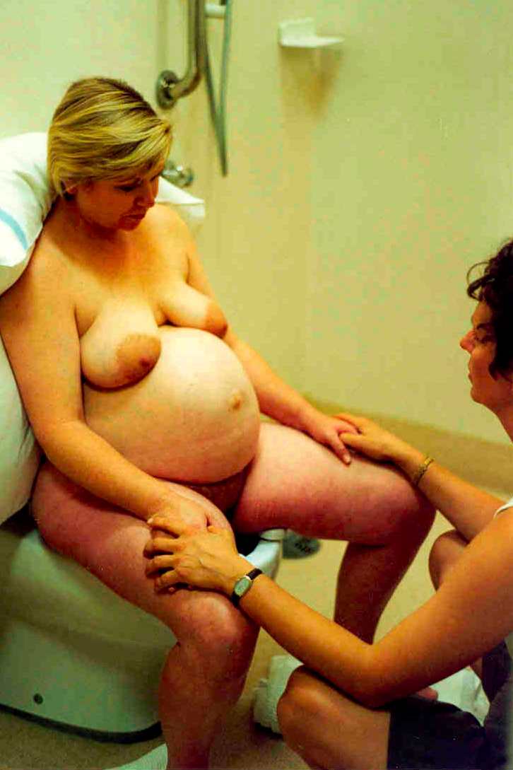 Bild zeigt Zuspruch der Hebamme im Bad